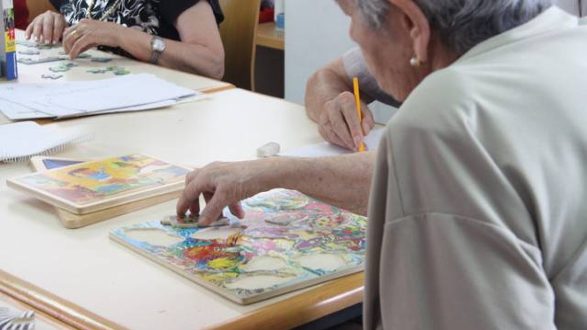 Una mujer participa en un taller para ejercitar la memoria, en una imagen de archivo.