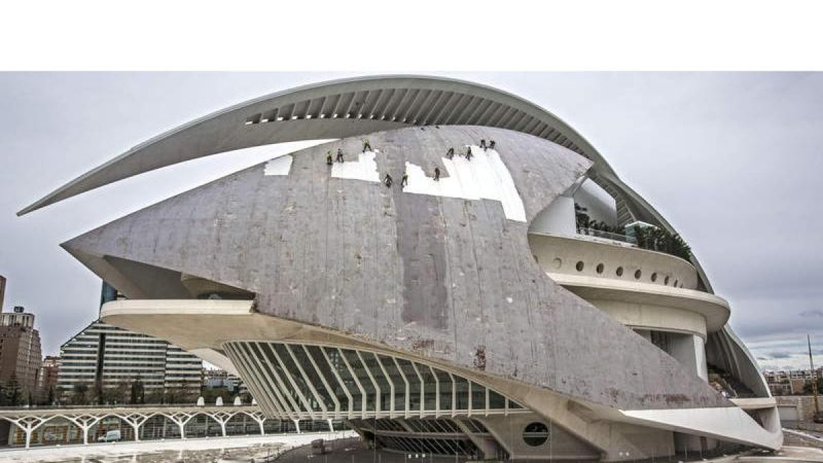 Diez operarios trabajan ‘colgados’ en el tejado del Palau de las Ars, diseñado por Calatrava, para reparar la cubierta.
