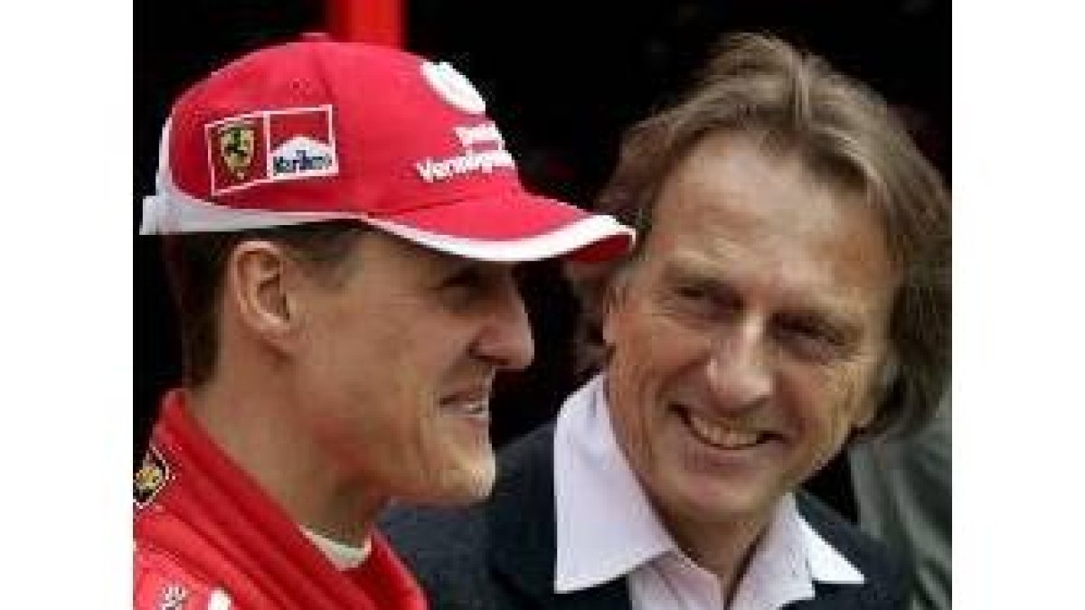 Schumacher conversa con el presidente de Ferrari, Montezemolo