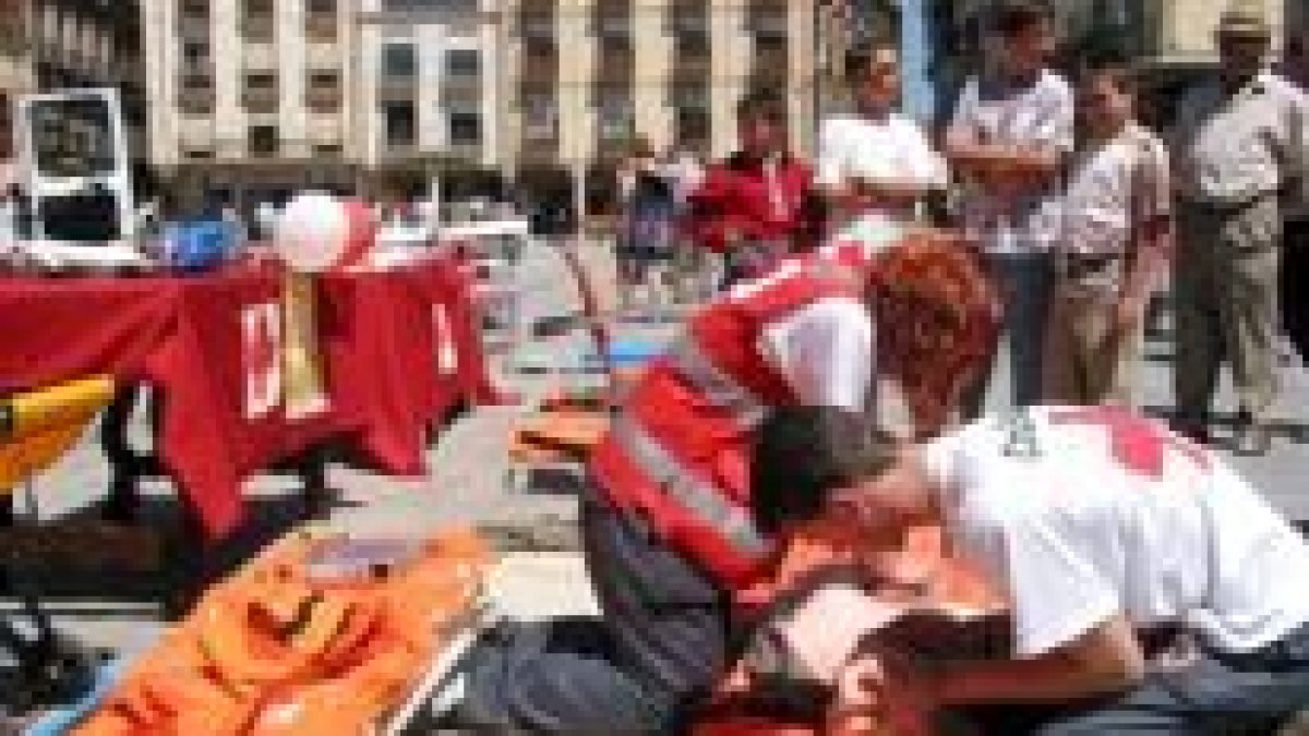 Voluntarios de Cruz Roja realizaron ayer demostraciones del funcionamiento de diverso material