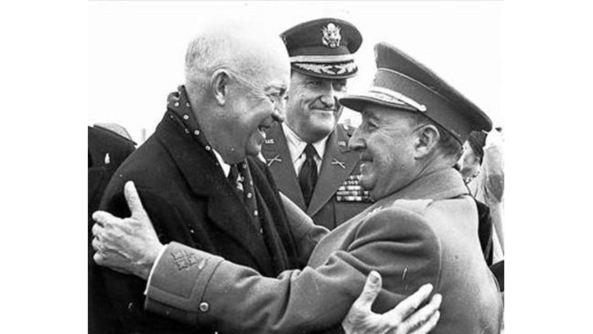 Franco y el presidente de Estados Unidos, Dwight Eisenhower, se saludan con un simbólico abrazo a la llegada de este último, en 1959, a la base militar de Torrejón de Ardoz, una de las cuatro que construyeron los norteamericanos en territorio español.