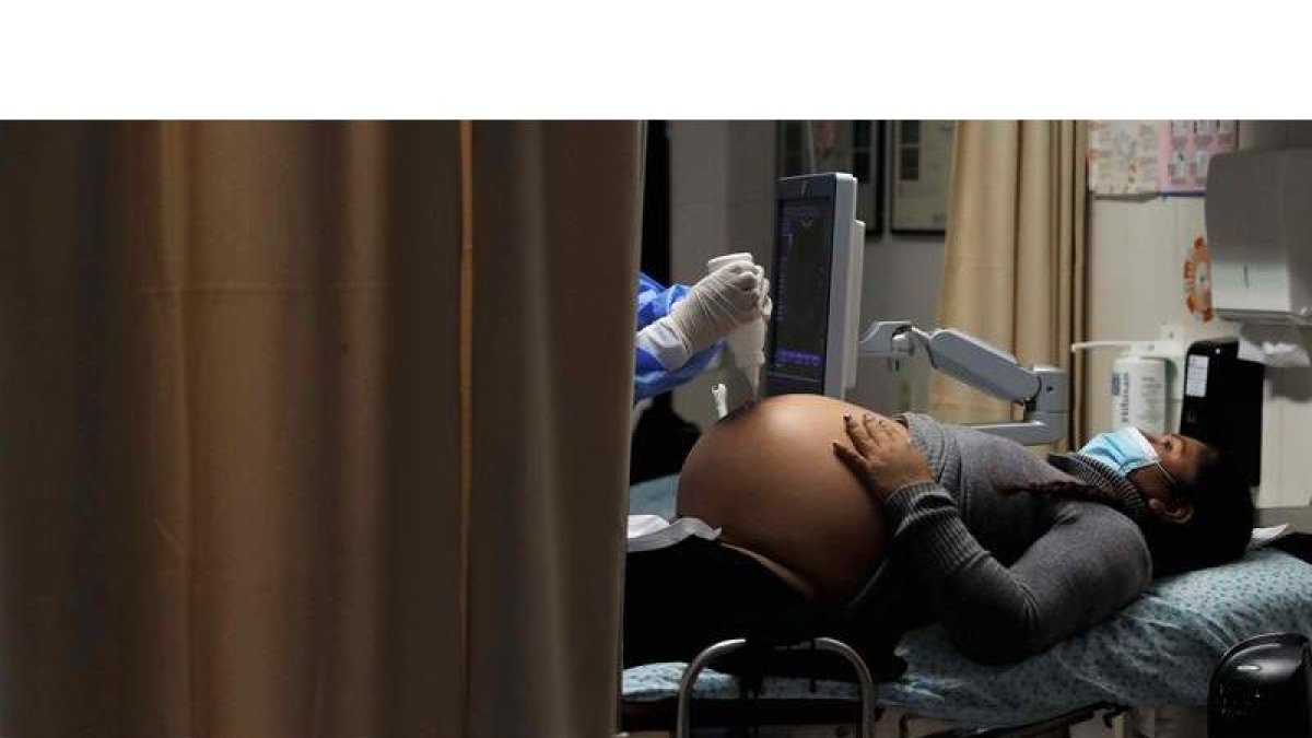 Revisión de una mujer embarazada en el Instituto Maternal de Lima en Perú, en una foto de archivo. PAOLO AGUILAR