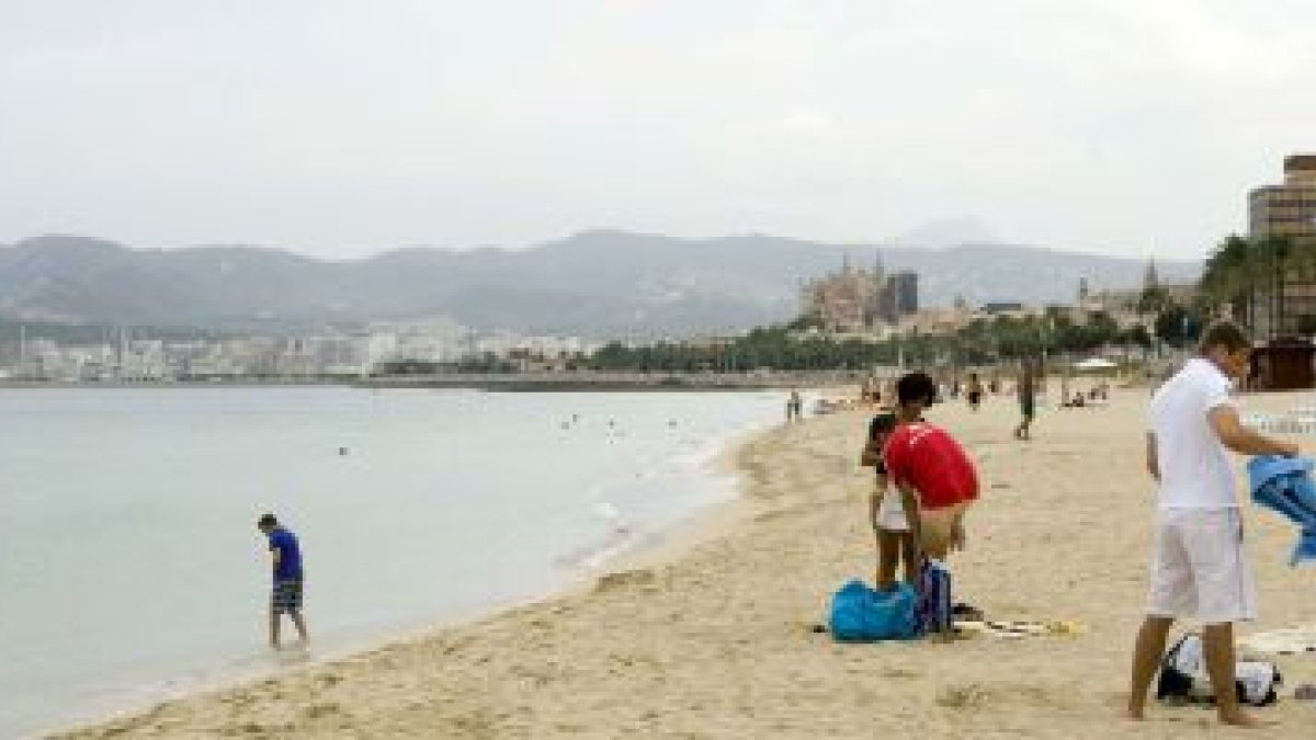 La playa de Can Pere Antoni recupera su actividad habitual después del atentado de ETA.