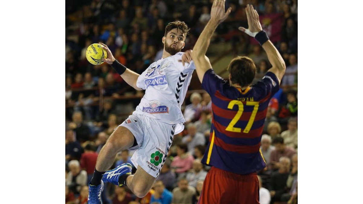Leo Santos se eleva sobre Viran Morros durante el encuentro entre Ademar y Barcelona.
