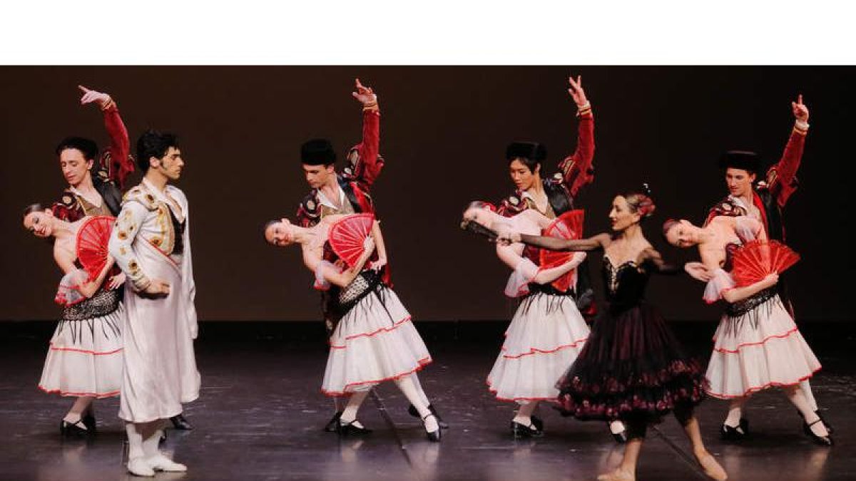 La compañía ya representó ayer en la capital ‘Serenade’, ‘Sachs Tänze’, ‘El Espectro de la rosa’ y ‘Suite del Ballet Don Quijote’
