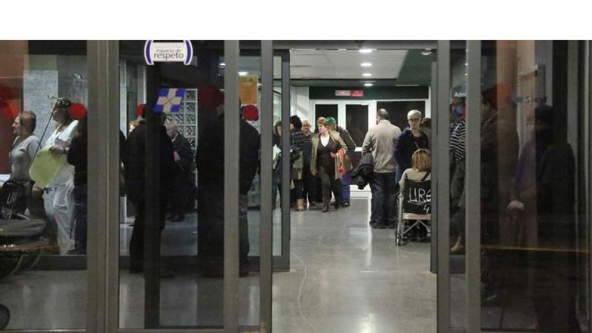 Pacientes a la espera de recibir asistencia en el servicio de urgencias del Hospital de León ayer por la tarde.