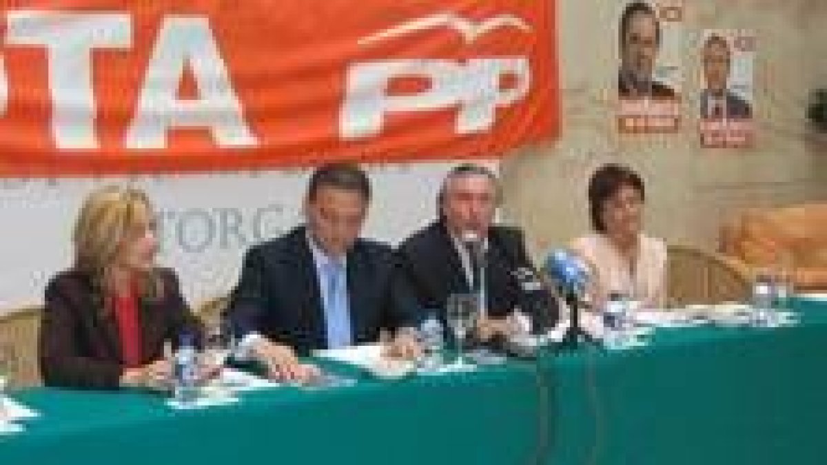 Alfredo Prada y Jacinto Bardal flanqueados por dos integrantes de la candidatura del PP