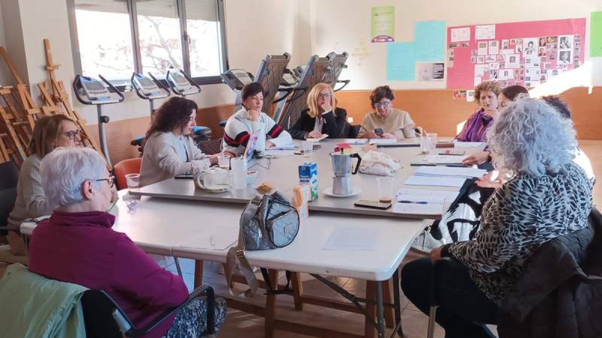 El Consejo Municipal de la Mujer de Villaquilambre celebró ayer su encuentro semestral. DL