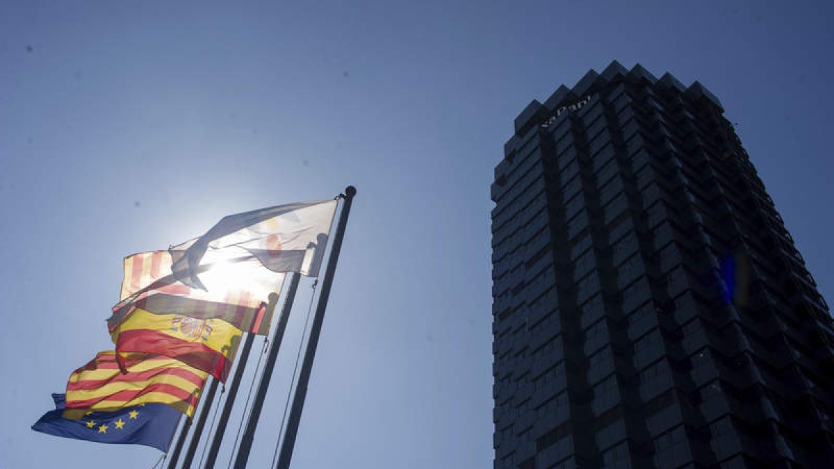 Sede de Caixa Bank en Barcelona, que adoptará las «decisiones necesarias para prevalecer a clientes, accionistas y empleados. FONTCUBERTA