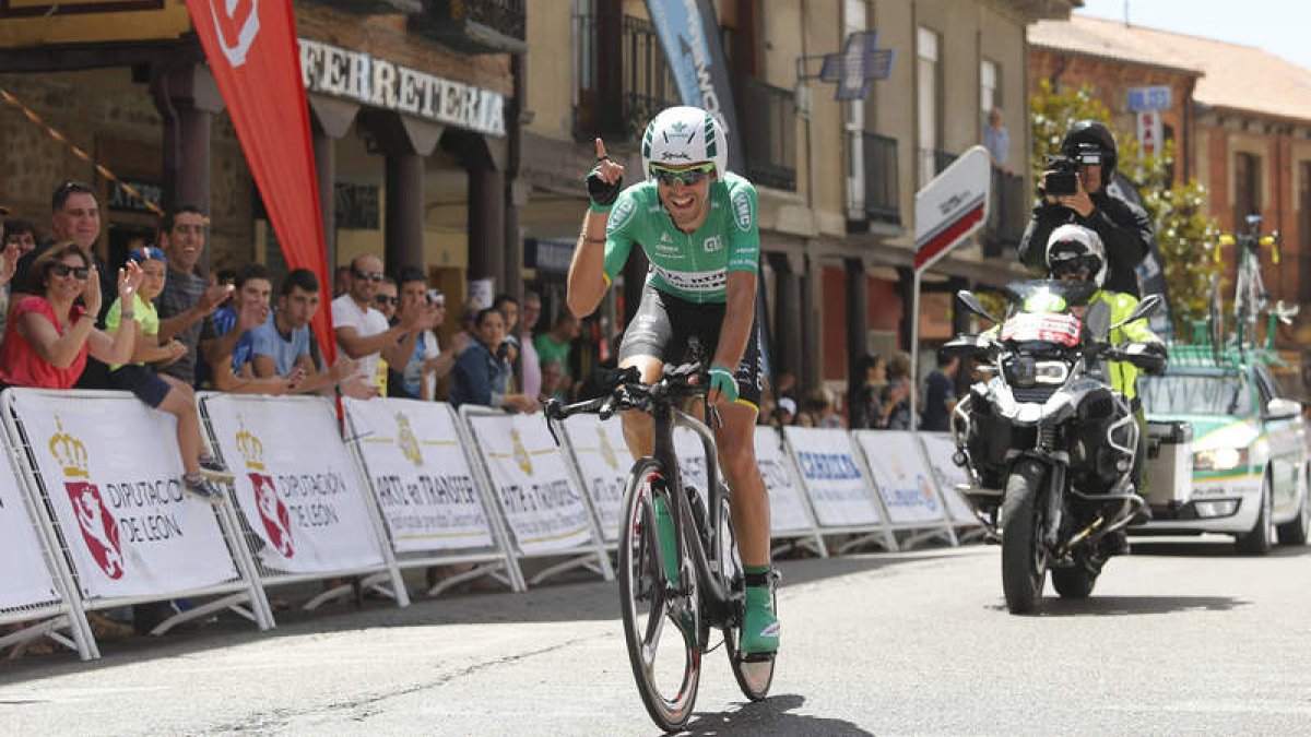 Cristian Rodríguez manejó a la perfección su renta de líder de la Vuelta a León y entró en meta en Benavides subrayando su triunfo final en la ronda leonesa