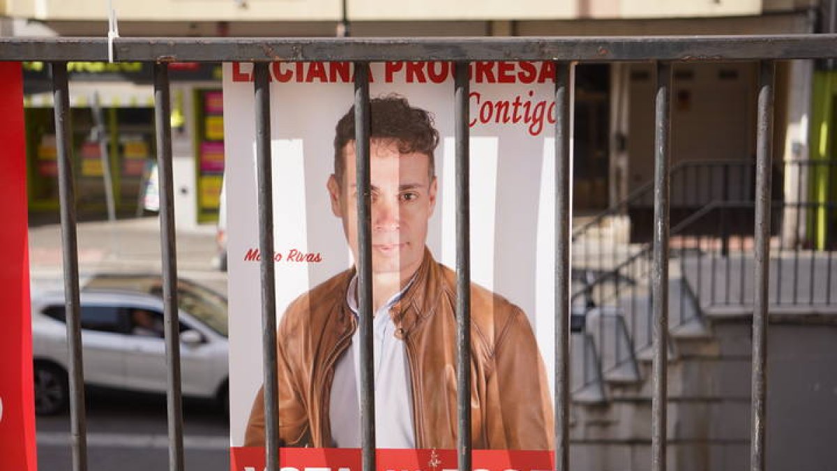 Imagen de un cartel electoral del candidato del PSOE a la Alcaldía de Villablino, Mario Rivas. J. NOTARIO
