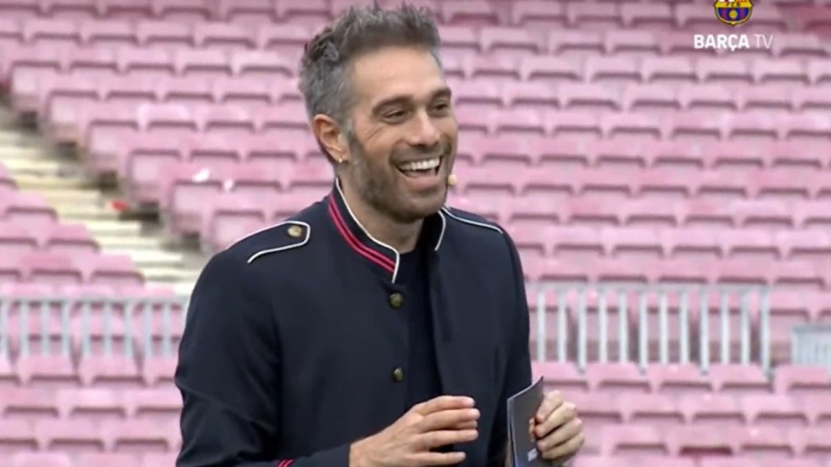 El presentador leonés Dani Martínez, en la despedida de Busquets. BARÇATV