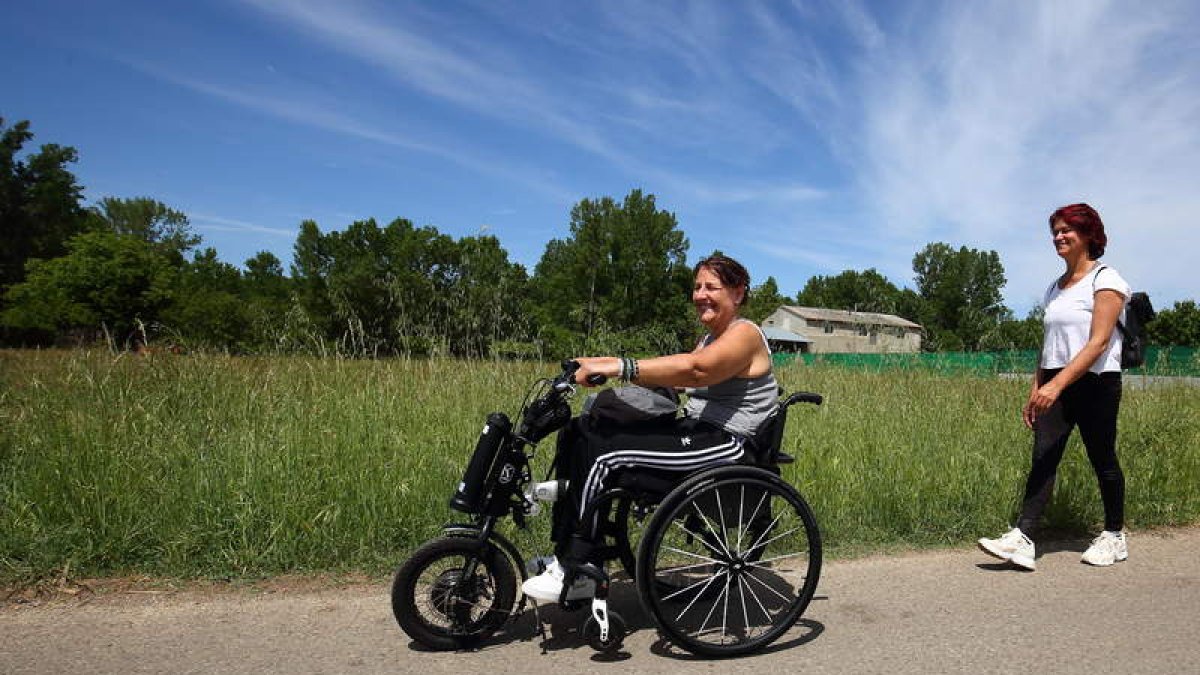 La abogada de 54 años,  Sabrina Tosolino, haciendo el Camino en silla motorizada desde Molina. C. SÁNCHEZ