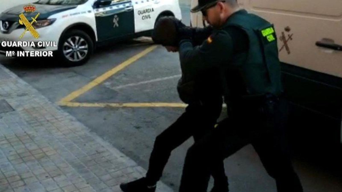 Uno de los miembros de la Manada de Callosa en el momento de su entrada al juzgado