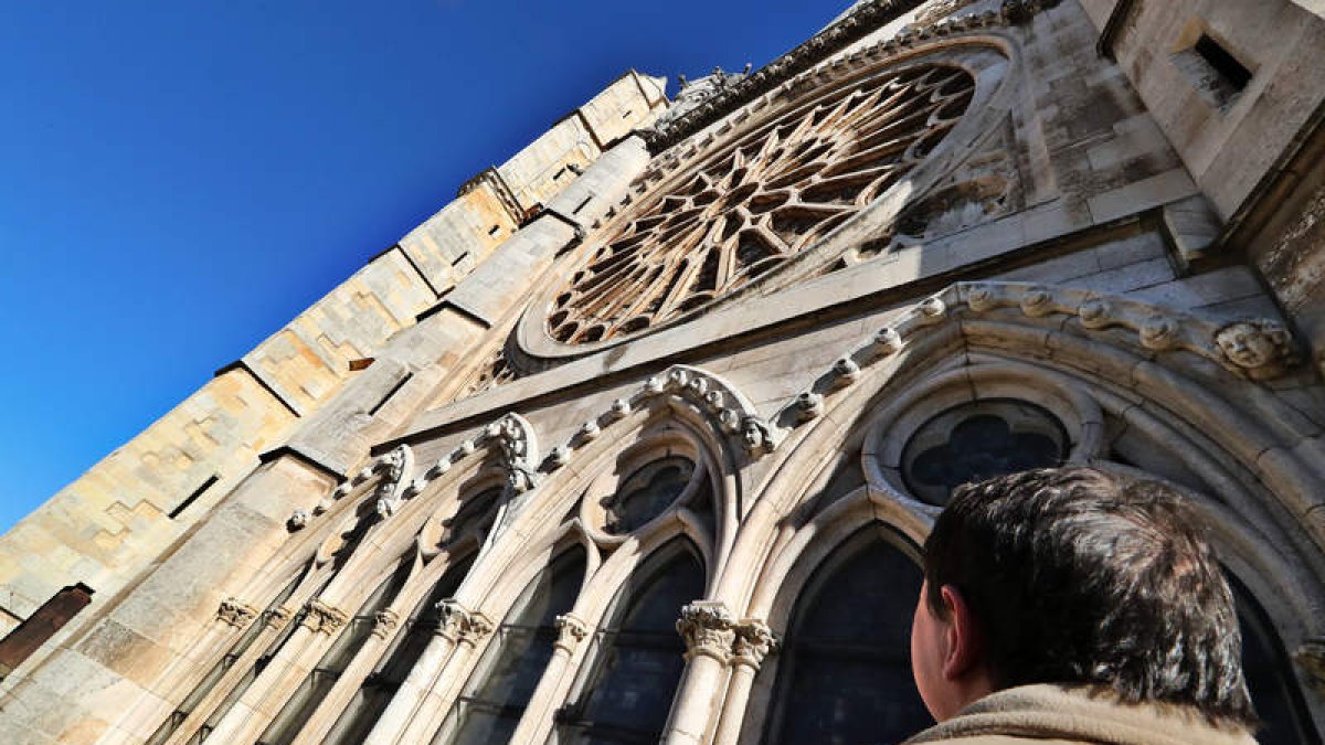 Un hombre contempla el rosetón de la fachada principal de la Catedral de León, cuya restauración financiará la Fundación Cepa. RAMIRO