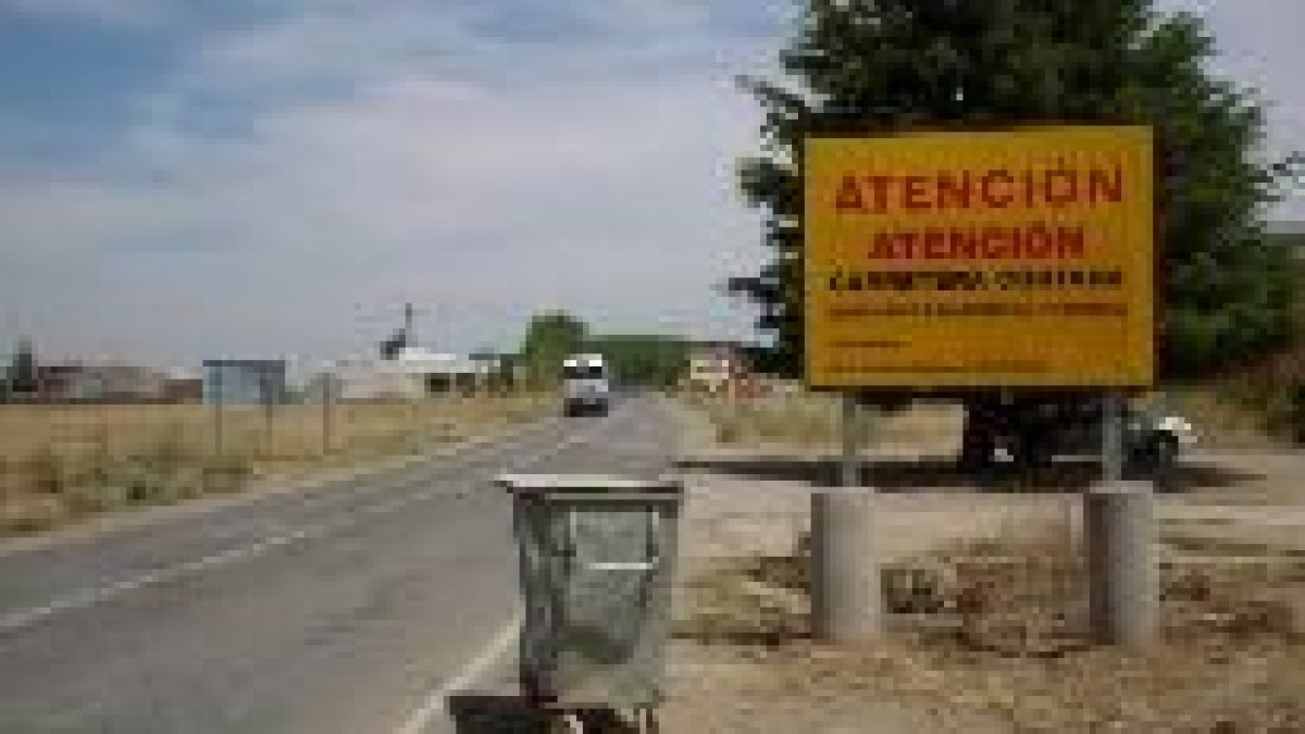 Cartel indicador del corte de las obras y del corte a la salida de Santa María del Páramo