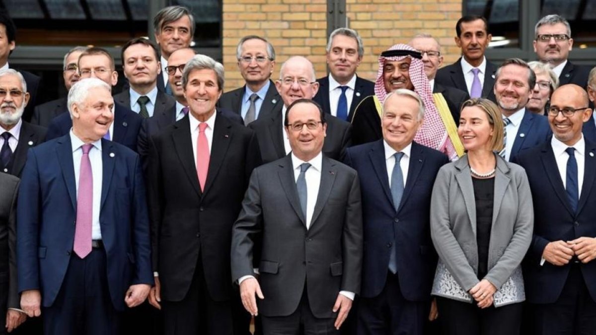 Foto de familia de los participantes en la conferencia sobre Oriente Próximo de París con el presidente francés, François Hollande, en el centro.