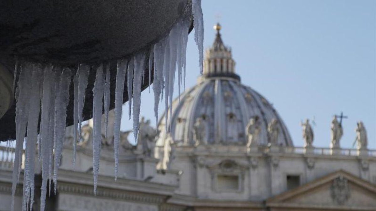 Fuente helada en la plaza San Pedro del Vaticano, este sábado.