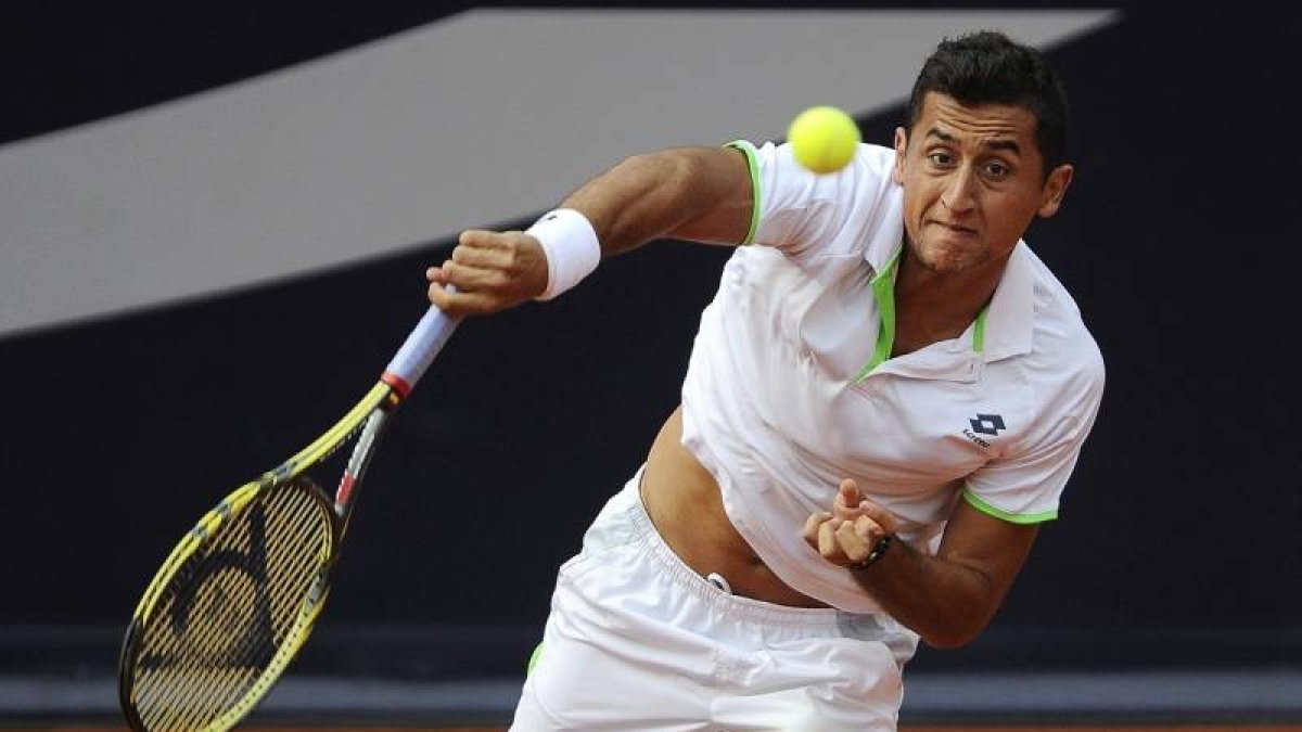 El tenista español Nicolás Almagro saca ante el alemán Tobias Kamke durante la segunda ronda del torneo de Hamburgo, disputado en dicha ciudad alemana hoy 16 de julio de 2013.