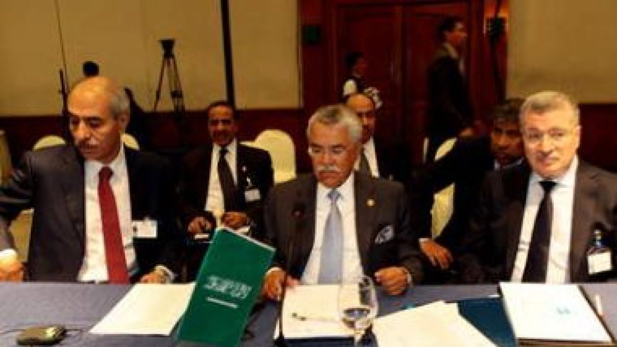 El ministro de Petróleo de Arabia Saudí, Ali al-Nuaimi, en el centro, en la reunión de ayer.