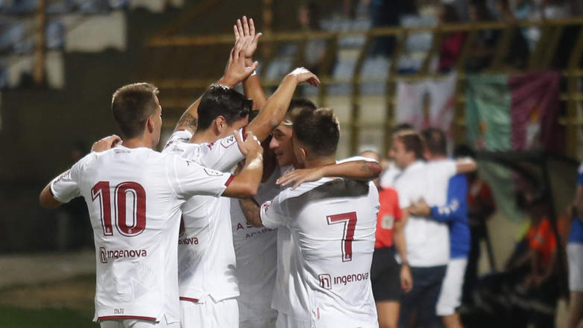 La Cultural celebró la primera victoria del campeonato de Liga con cuatro goles materializados en la primera media hora del partido. FERNANDO OTERO PERANDONES