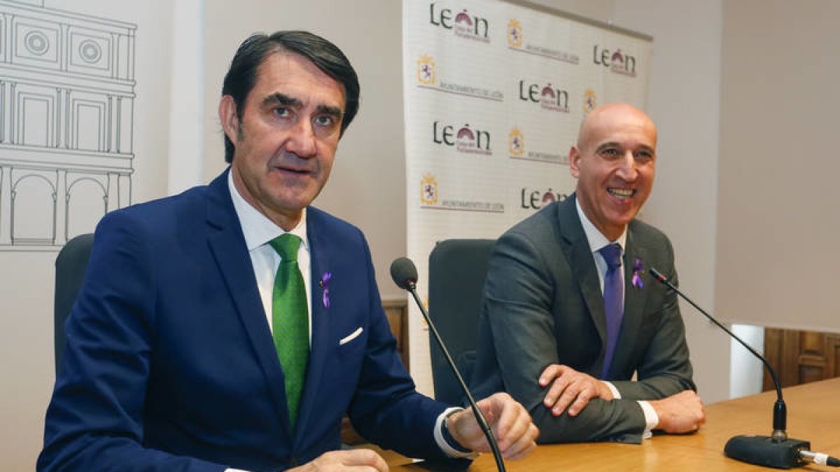El consejero de Fomento y Medio Ambiente, Juan Carlos Suárez-Quiñones y el alcalde de León, José Antonio Diez. CARLOS S. CAMPILLO