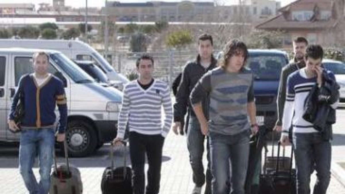 Iniesta, Xavi, Busquets, Puyol, Piqué y Cesc, a su llegada a la Ciudad del Fútbol de Las Rozas.