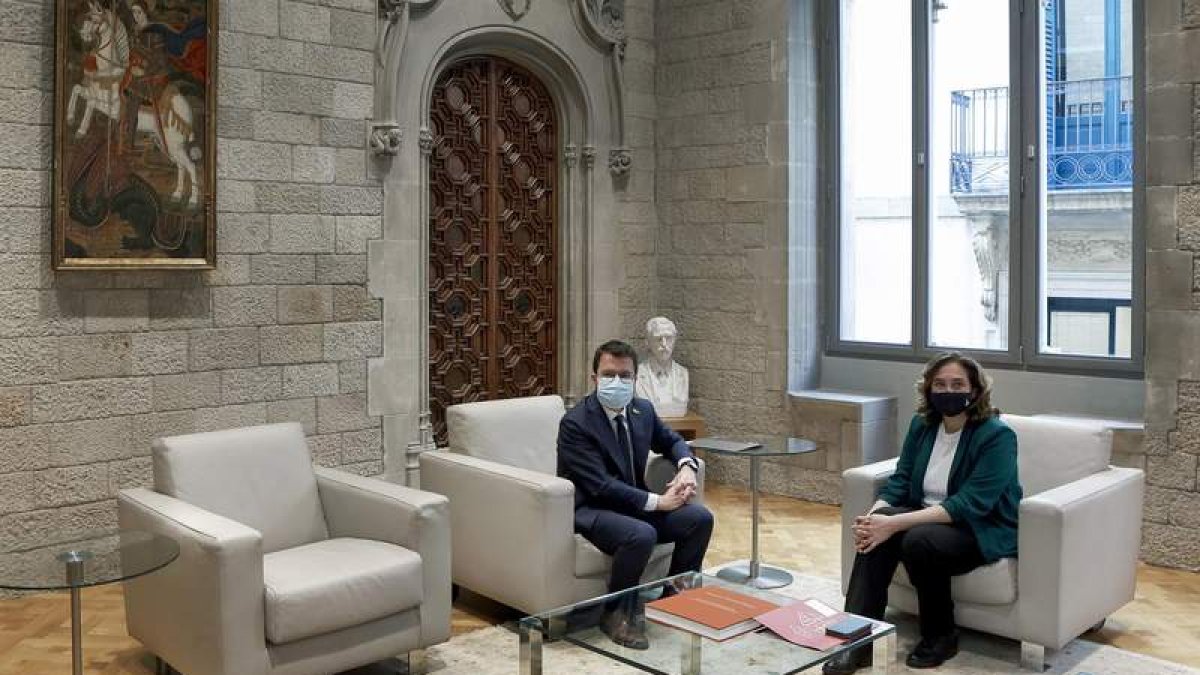 Aragonès ayer, con la alcaldesa de Barcelona, Ada Colau, en el Palau de la Generalitat. QUIQUE GARCÍA