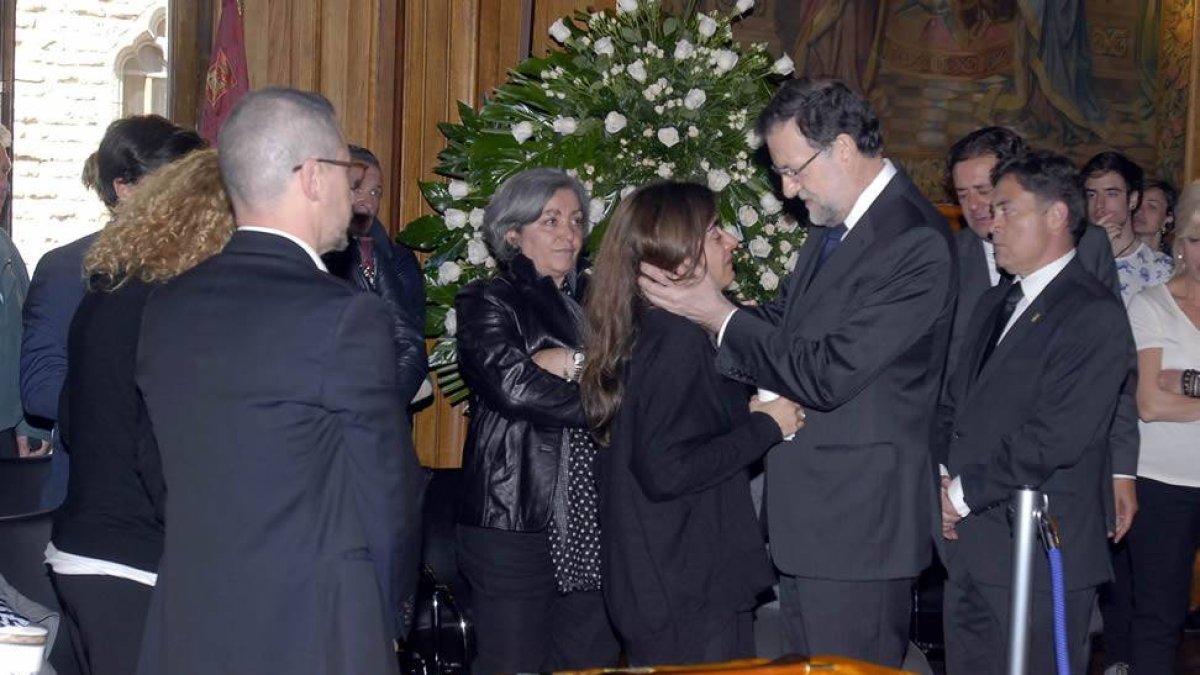 Rajoy da el pésame a Loreto, la hija de Isabel Carrasco