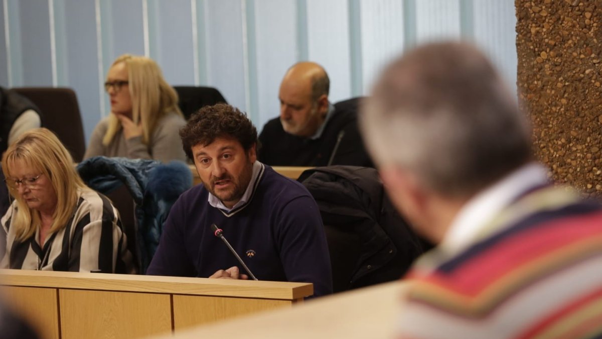 Manuel García, en el pleno de Villaquilambre celebrado este martes. FERNANDO OTERO