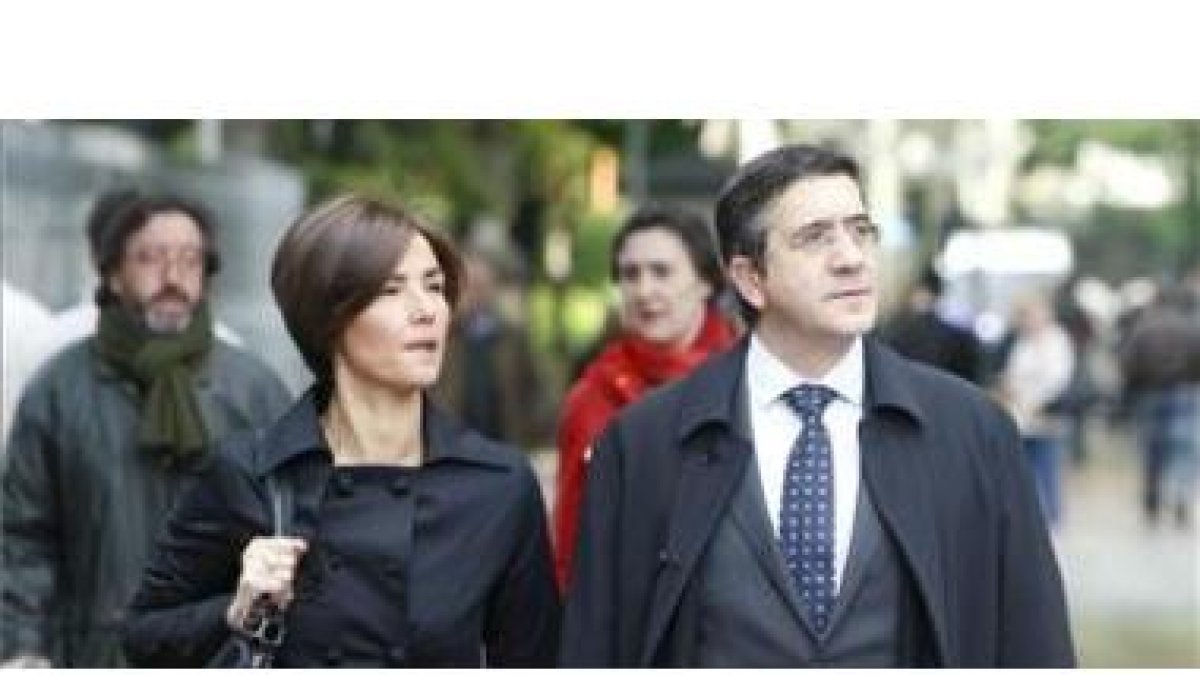 López llega hoy al parlamento con su mujer