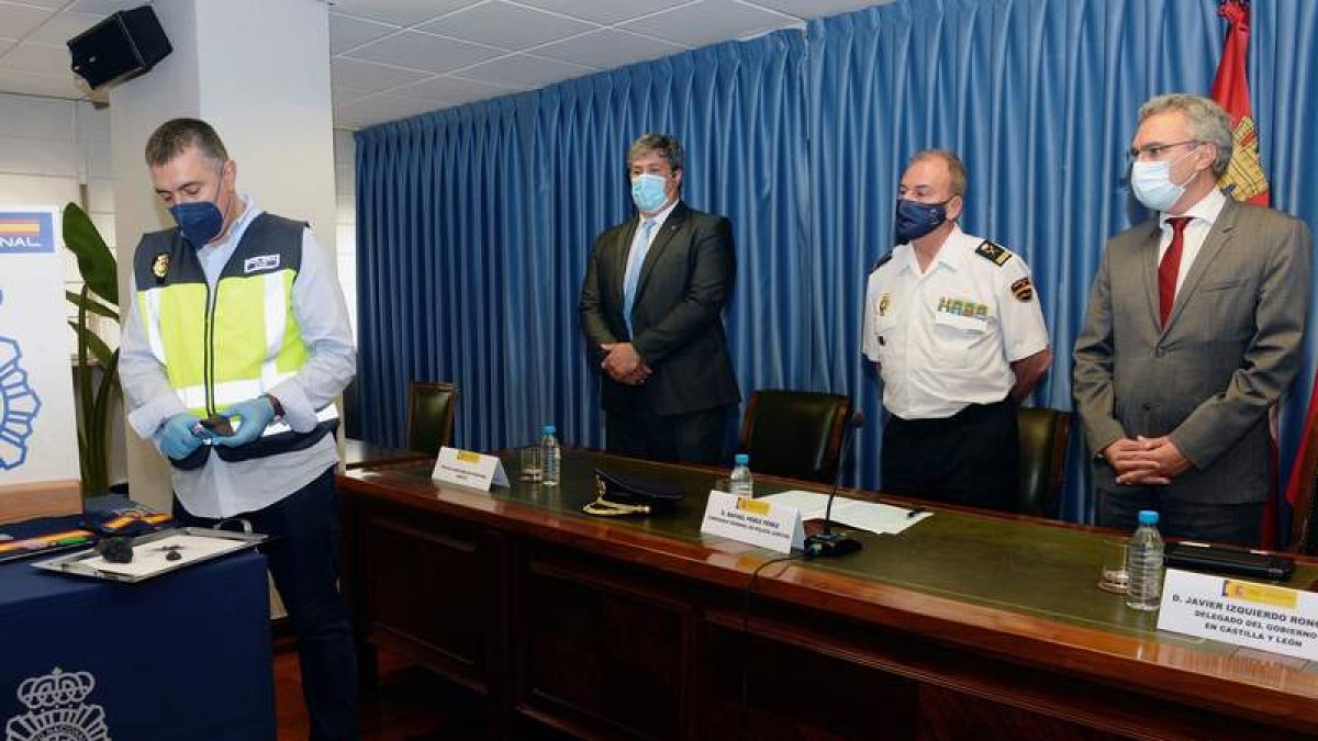 Izquierdo, junto a mandos policiales de Portugal. NACHO GALLEGO