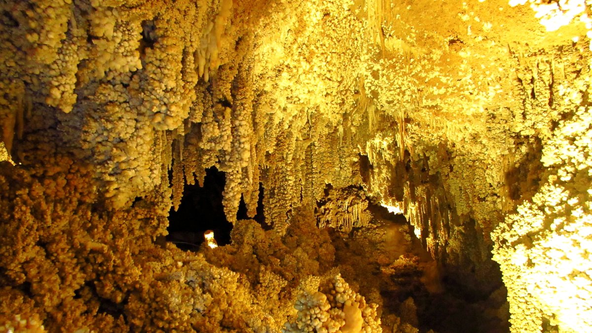 Un detalle del interior de la Cueva de Llamazares. ULE
