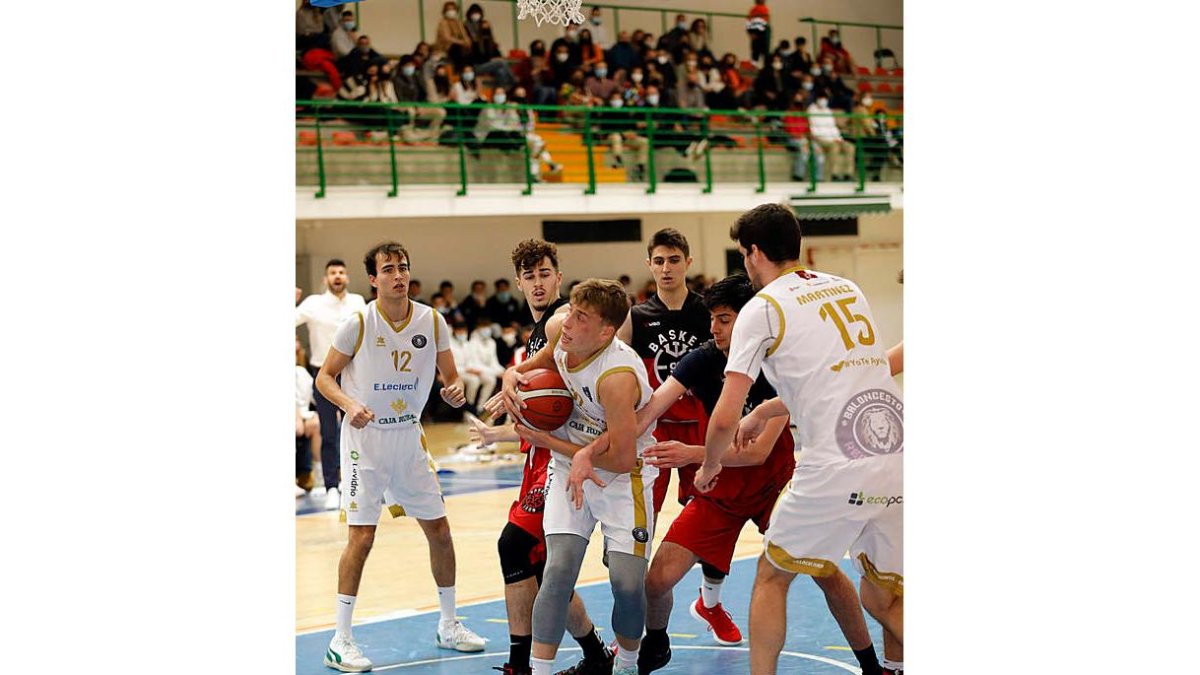 E.Leclerc Caja Rural y Basket León firmaron un partido igualado. MARCIANO