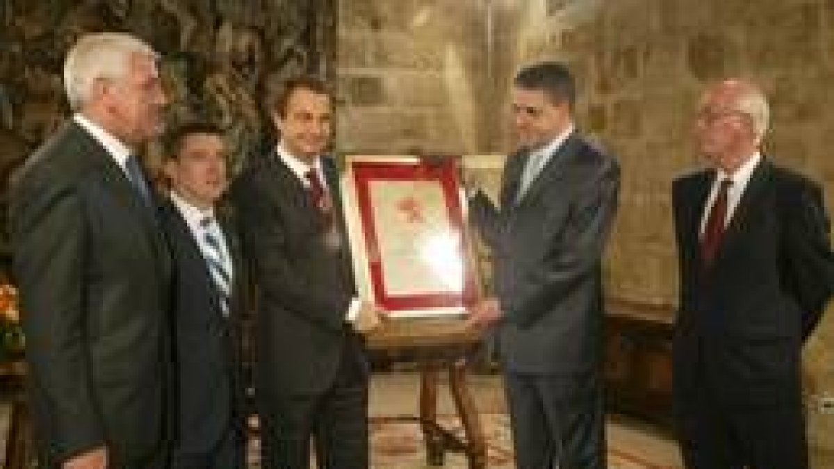 Zapatero y el presidente de Baloncesto León, Manzano, sujetan el pergamino de socio de honor
