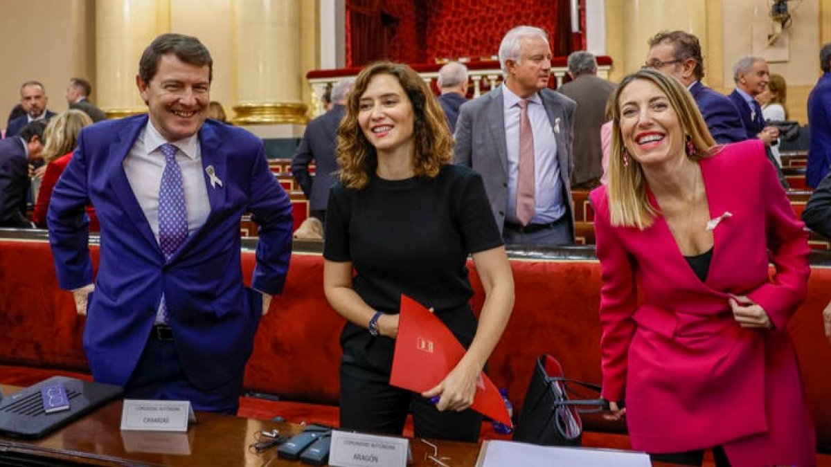 El presidente de Castilla y León, Alfonso Fernández Mañueco, junto a la presidenta de la Comunidad de Madrid, Isabel DIaz Ayuso,y de Extremadura, María Guardiola, tras la Comisión General de las Comunidades Autónomas del Senado, este jueves. EFE