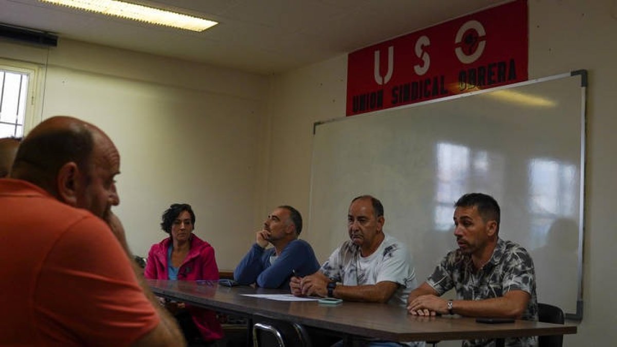 El comité de huelga se reunió esta mañana en la sede de USO. MIGUEL F. B.