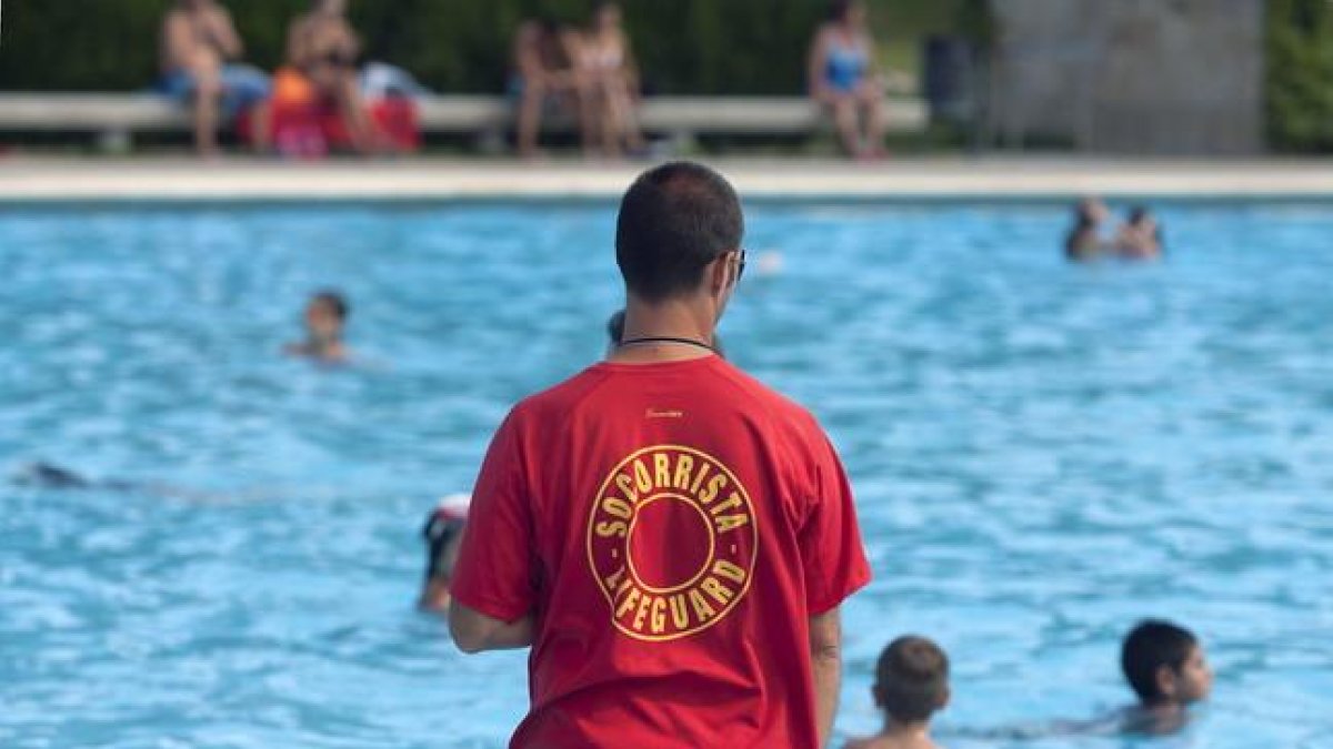 Un socorrista de piscina.