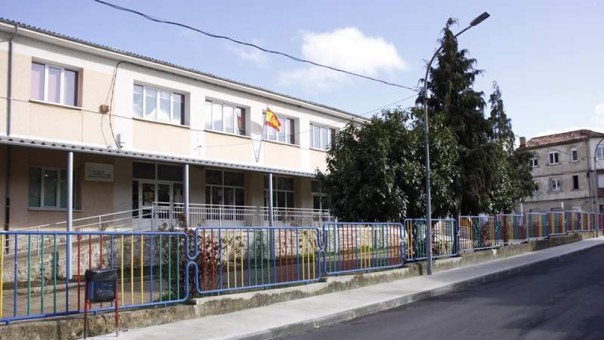 Vista exterior del Colegio Público Manuel Ángel Cano Población. CAMPOS