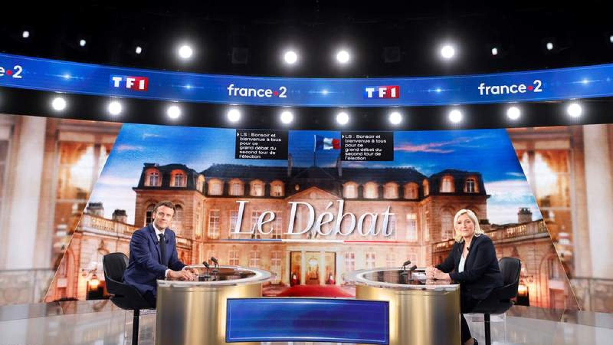 Imagen de los dos presidenciables franceses en el debate.  LUDOVIC MARAN