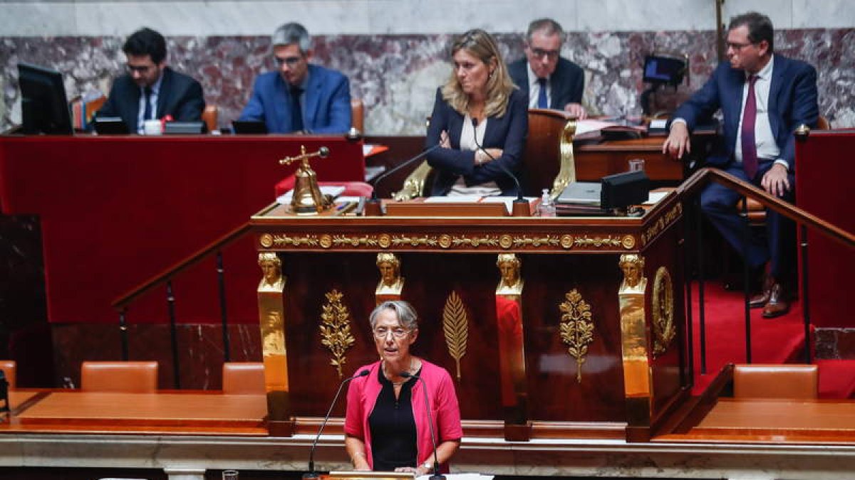 Elisabeth Borne, en su discurso ante la Asamblea Nacional de Francia, ayer. MOHAMMED BADRA