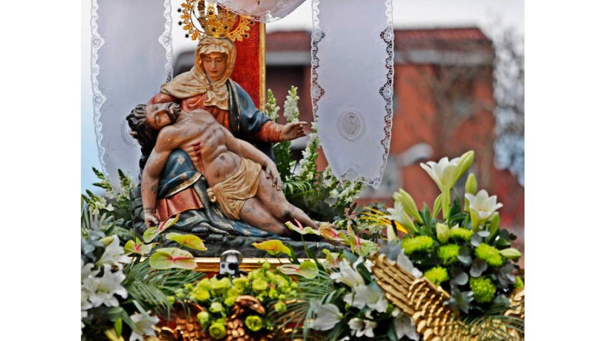 La Virgen de Angustias es una de las que mayor devoción genera entre los leoneses cada Semana Santa. Su imagen debuta cada año en la procesión de La Pasión. | ramiro