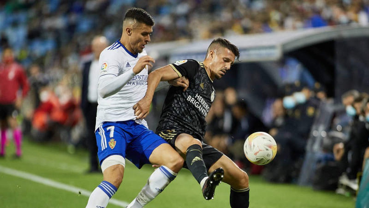 Amo y Yuri protestan la acción del penalti. DANIEL MARZO