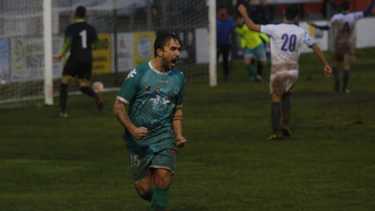 Javi Amor celebra su gol al Unami que representaba el del triunfo para el Atlético Astorga. FERNANDO OTERO