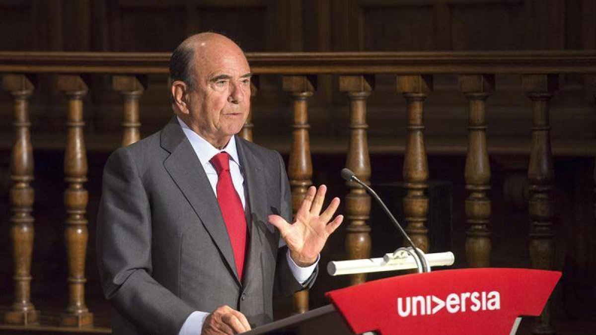 El presidente del Banco Santander, Emilio Botín, durante su intervención en la XIII Junta General de Accionistas de Universia.