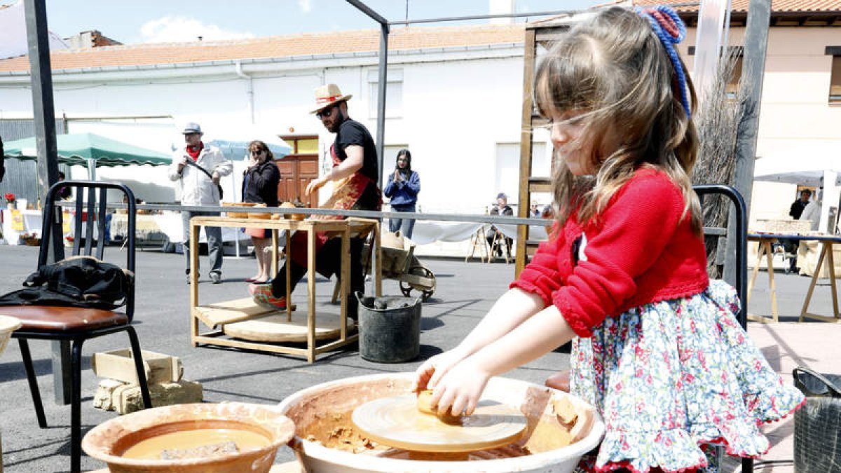 Una niña aprendiendo el arte de modelar cacharros durante uno de los talleres. MARCIANO PÉREZ