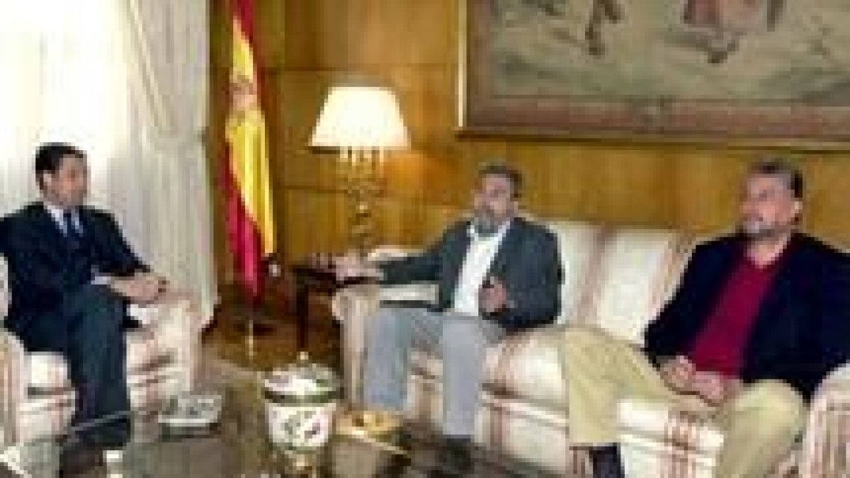 El ministro de Trabajo, Eduardo Zaplana, durante su conversación ayer con Méndez y Fidalgo