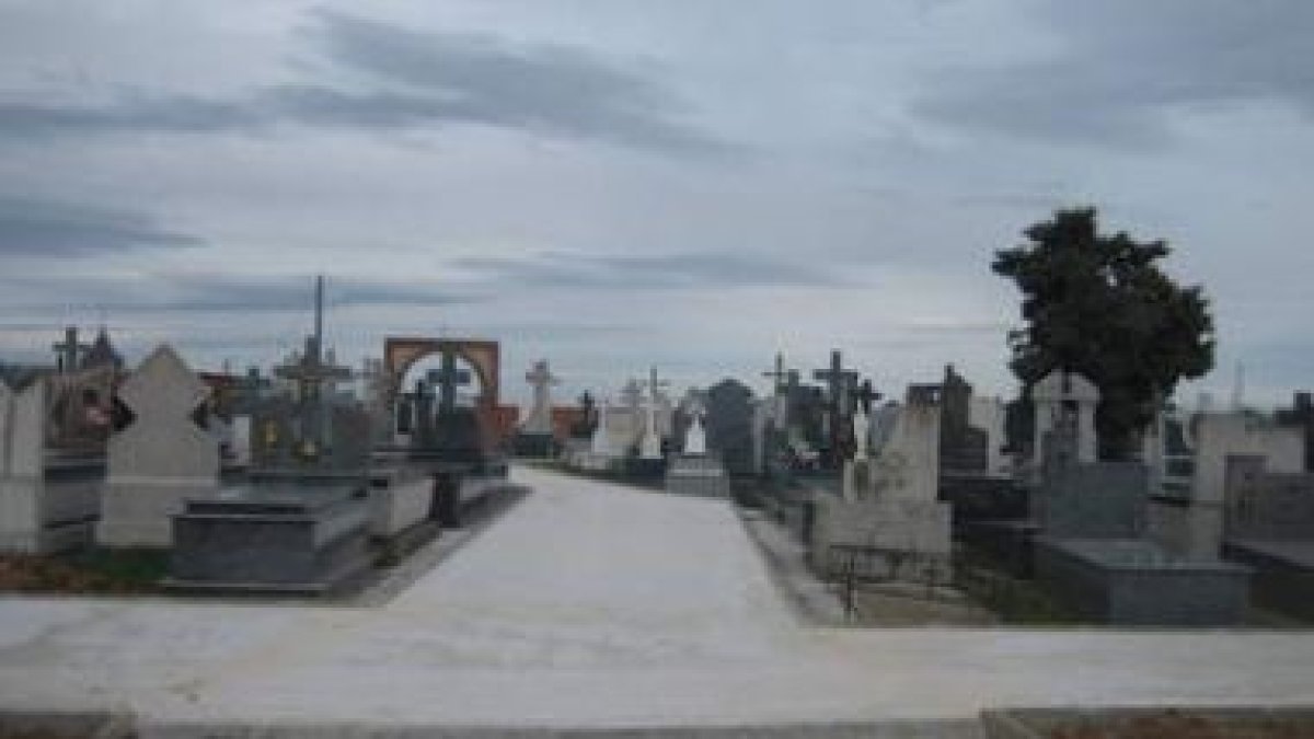 Imagen del interior del cementerio de Valdevimbre, recientemente acondicionado.