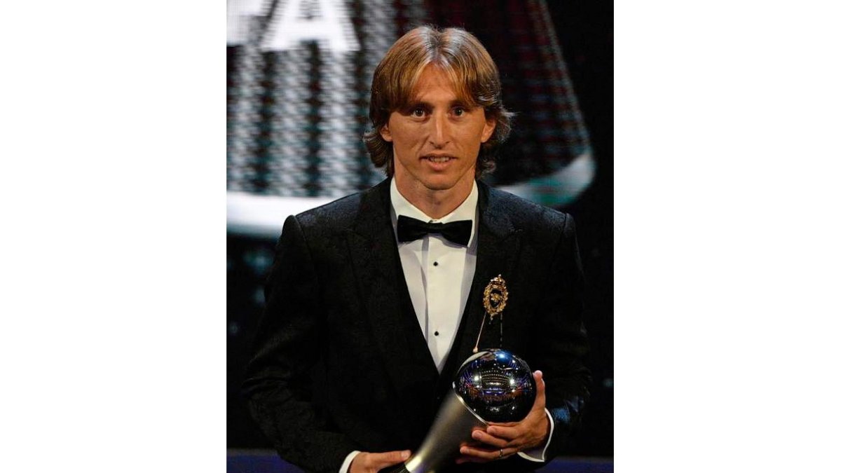 El croata Modric con su trofeo The Best que lo distingue como mejor jugador de la Fifa de 2018. HALL