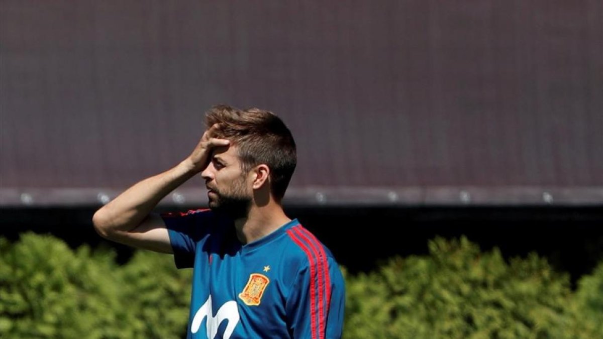 Piqué, durante el entrenamiento de la selección española este lunes 11 de junio en Krasnodar.